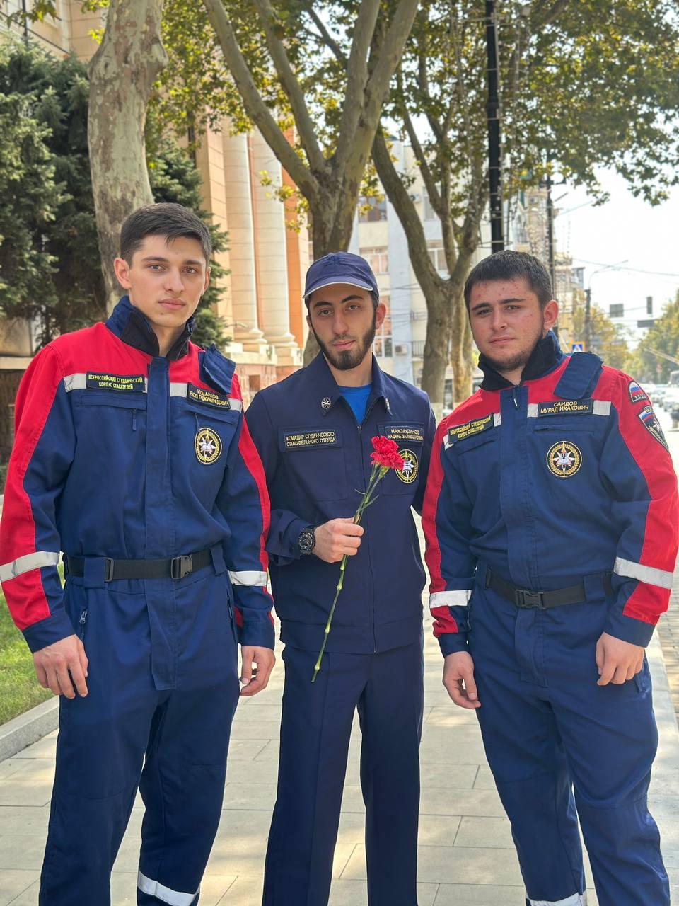 Возложение цветов к мемориалу Славы